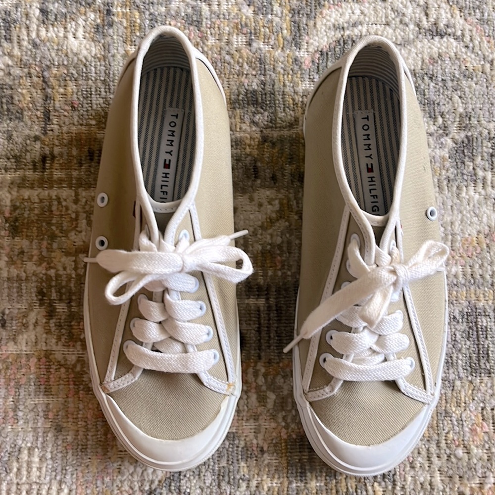Tommy Hilfiger Canvas beige women’s size 6.5 sneakers